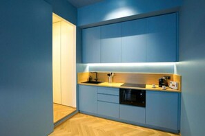 ثلاجة، فرن، موقد طهي مسطح، ماكينة لصنع القهوة/الشاي