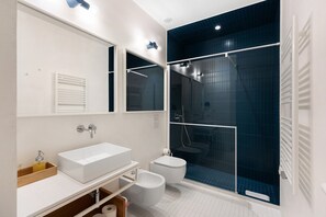 Een douche, een haardroger, handdoeken
