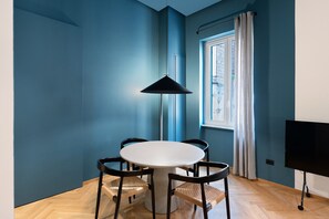 Dining - Superior Family Apartment with Wi-Fi and Air Conditioning (Napoli)