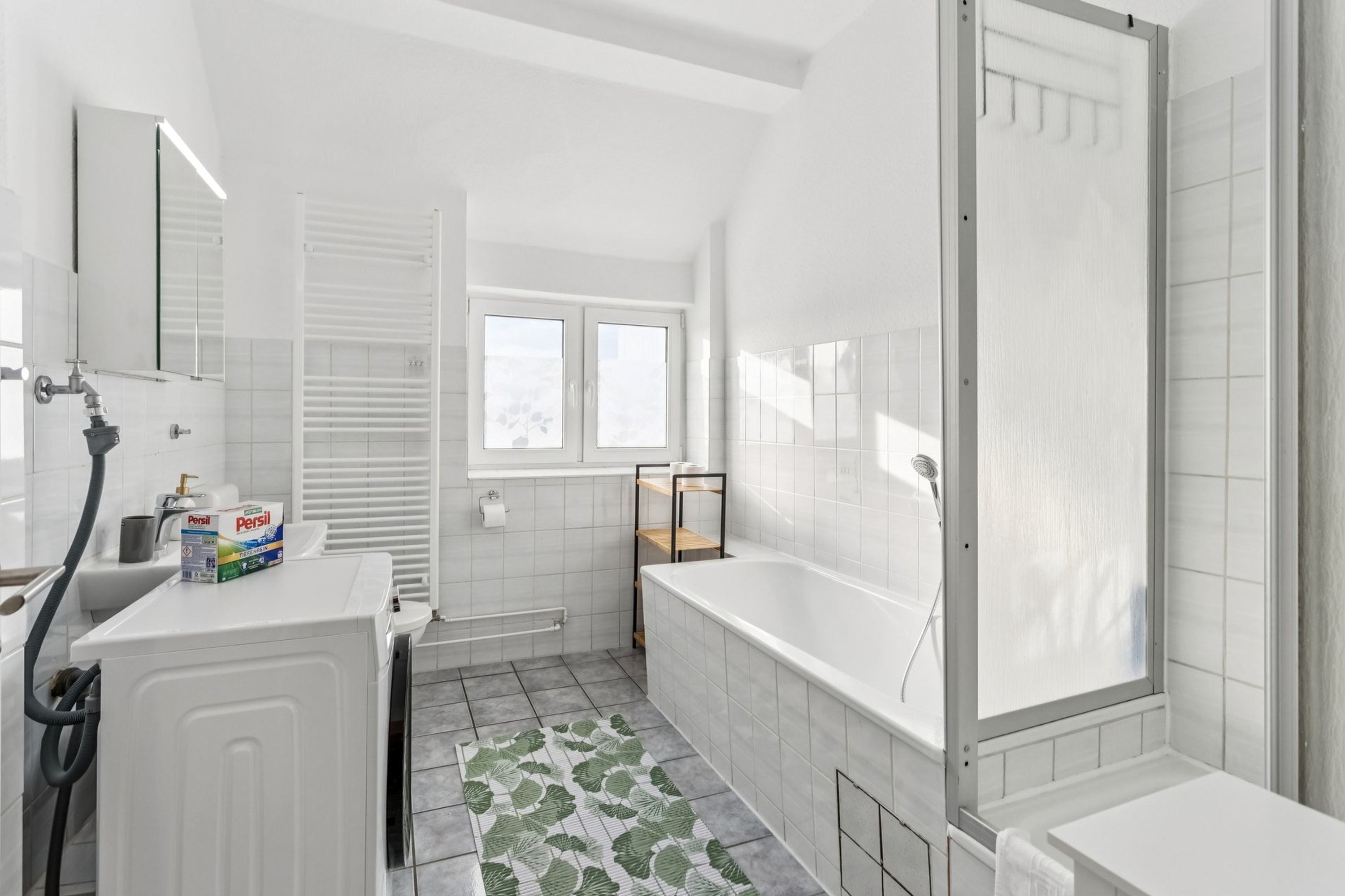 Ein modernes Badezimmer mit Badewanne, Dusche und Toilette.