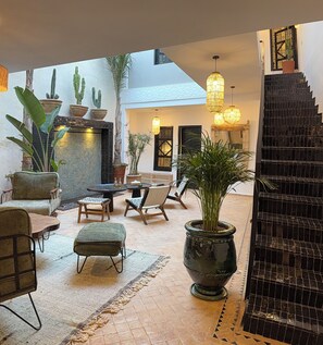 المنشأة من الداخل