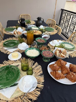 Outdoor dining - Riad Al Jadd - Peaceful haven in the Kasbah (Marrakesh)
