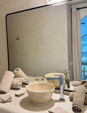 Shower, hair dryer, towels, soap - Riad Al Jadd - Peaceful haven in the Kasbah (Marrakesh)