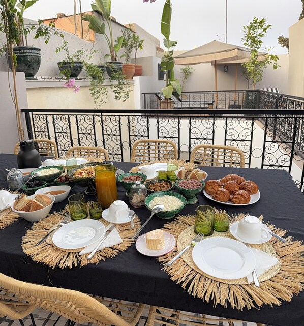 Outdoor dining - Riad Al Jadd - Peaceful haven in the Kasbah (Marrakesh)