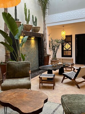 المنشأة من الداخل