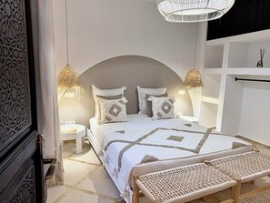 In-room safe, iron/ironing board, travel cot, free WiFi - Riad Al Jadd - Peaceful haven in the Kasbah (Marrakesh)