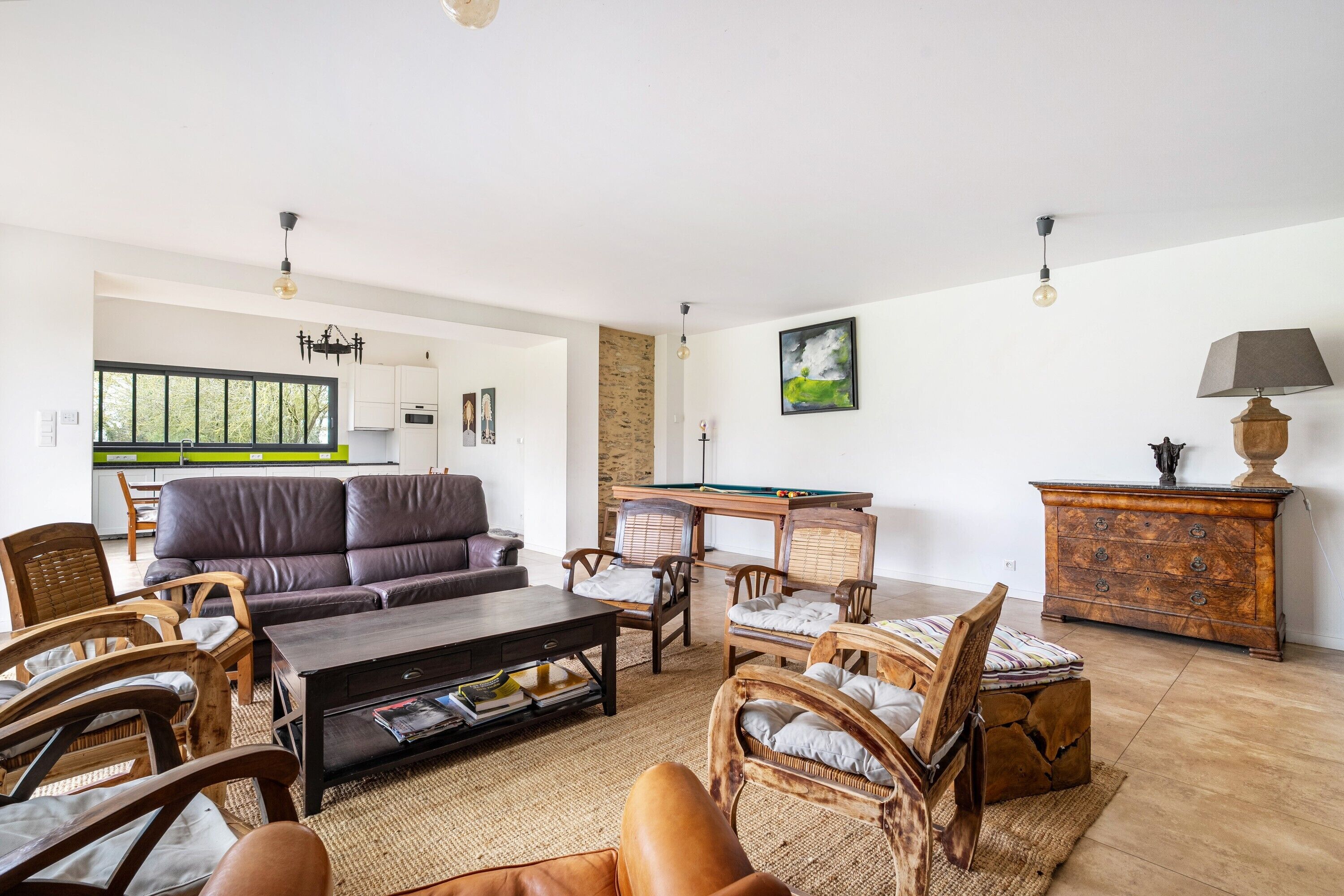 Una chimenea, una mesa de tenis de mesa