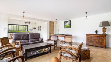 Una chimenea, una mesa de tenis de mesa