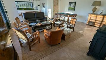 Een open haard en een tafeltennistafel