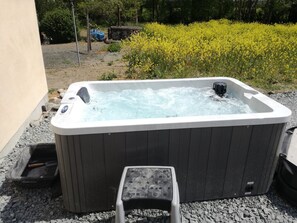 مغطس سبا خارجي