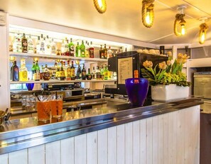 Bar (trong khuôn viên)