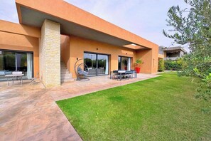 Outdoor dining - Villa Majestueuse - Luxury, Heated Pool & Jacuzzi in Marrakech (Marrakech)