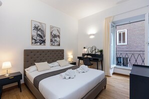 Apartment | Bathroom | Shower, rainfall showerhead, free toiletries, towels - Rental in Rome Augusto Imperatore Apartment (Rome)