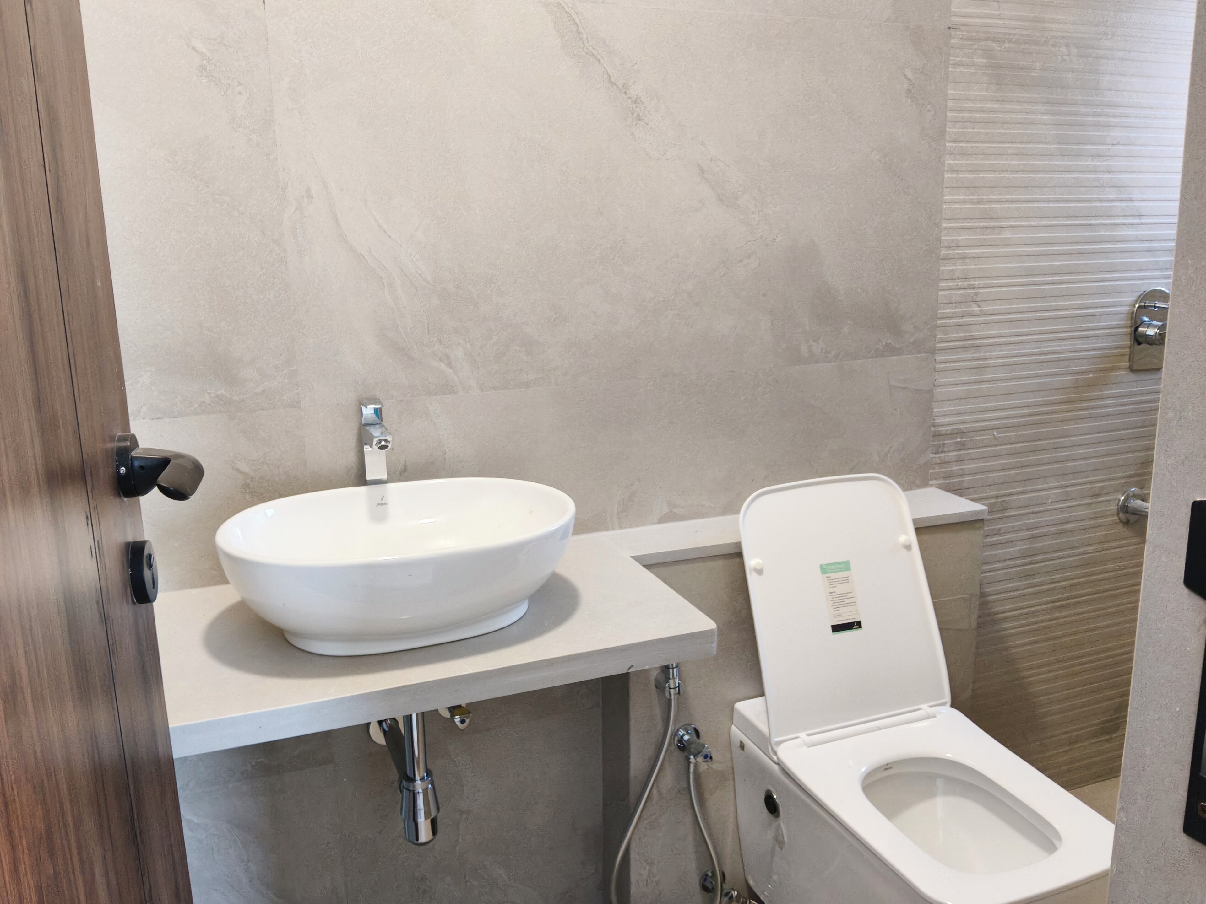 Buồng tắm vòi sen, đồ dùng nhà tắm miễn phí, khăn tắm, xà phòng 