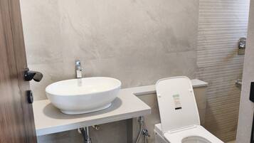 Shower, perlengkapan mandi gratis, handuk, dan sabun