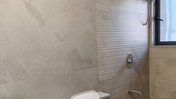 Shower, perlengkapan mandi gratis, handuk, dan sabun