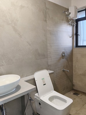 Regadera, amenidades de baño gratuitas, toallas, jabón