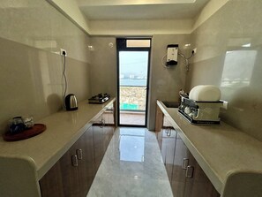 Deluxe Double Room, City View | Shared kitchen - Zenith Homes - Premium Suites (Mumbai)