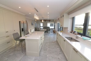 Réfrigérateur, micro-ondes, four, lave-vaisselle