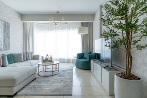 Luxury-Apartment, Balkon, Stadtblick | Wohnbereich | 65-Zoll-Smart-TV mit Digitalempfang, Netflix, Streaming-Dienste