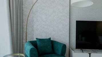 Luksusleilighet, balkong, byutsikt | TV