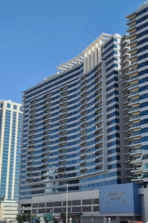 Exterior - Iconic 2BR in Skycourt Dubailand (Dubai)