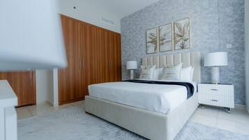 Luksusleilighet, balkong, byutsikt | Safe på rommet, blendingsgardiner, lydisolert og strykejern/-brett