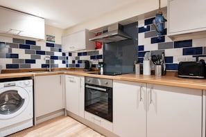 雪櫃、微波爐、焗爐、爐具