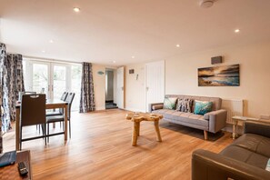 TV - Modern ground floor apartment, near the beach (Ceredigion)