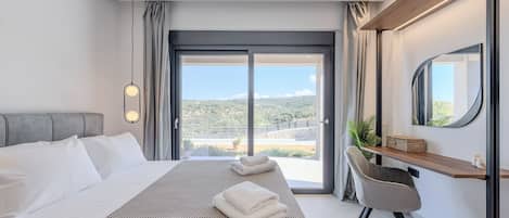 Tabla de planchar con plancha, wifi gratis y ropa de cama