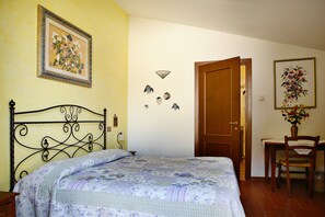WiFi, bed sheets - Room 'La Malva - La Cerretola' with Shared Pool, Shared Garden and Wi-Fi (Città della Pieve)