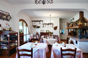 Dining - Room 'La Malva - La Cerretola' with Shared Pool, Shared Garden and Wi-Fi (Città della Pieve)