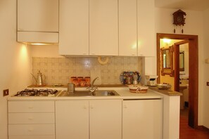 Refrigerador, parrilla de estufa, cafetera y tetera y tetera eléctrica 