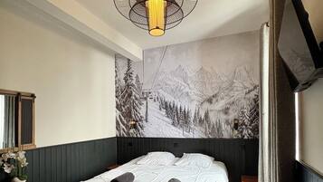 Suite clàssica, vistes al jardí | Espai de treball apte per a portàtils