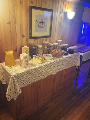 Desayuno buffet diario (EUR 18 por persona)