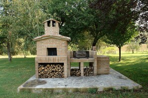 Property grounds - Apartment 'Lo Stagno - La Cerretola' with Shared Pool, Shared Garden and Wi-Fi (Città della Pieve)