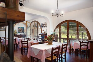 Dining - Apartment 'Lo Stagno - La Cerretola' with Shared Pool, Shared Garden and Wi-Fi (Città della Pieve)