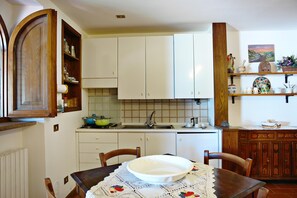 Refrigerador, parrilla de estufa, cafetera y tetera y tetera eléctrica