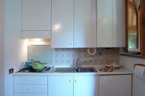 Kühlschrank, Herdplatte, Wasserkocher mit Kaffee-/Teezubehör