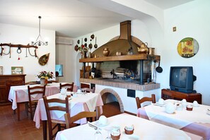 Dining - Apartment 'Cotogno - La Cerretola' with Shared Pool, Shared Garden and Wi-Fi (Città della Pieve)