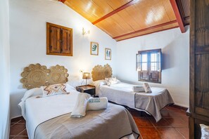 Iron/ironing board, free WiFi, bed sheets - Cubo's Casa Rural El Castillo Cortijo el Puntal / rural / communal pool / large outdoor areas / views / free wifi (Teba)