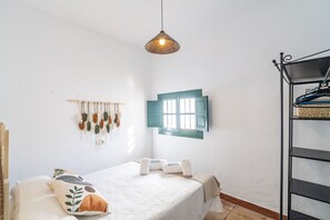2 bedrooms, iron/ironing board, free WiFi, bed sheets