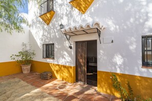 Exterior detail - Cubo's Casa Rural San Cristobal Cortijo el Puntal / rural / communal pool / large outdoor areas / views / free wifi (Teba)