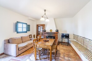 TV, fireplace - Cubo's Casa Rural San Cristobal Cortijo el Puntal / rural / communal pool / large outdoor areas / views / free wifi (Teba)