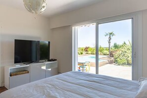 5 chambres, fer et planche à repasser, Wi-Fi, draps fournis