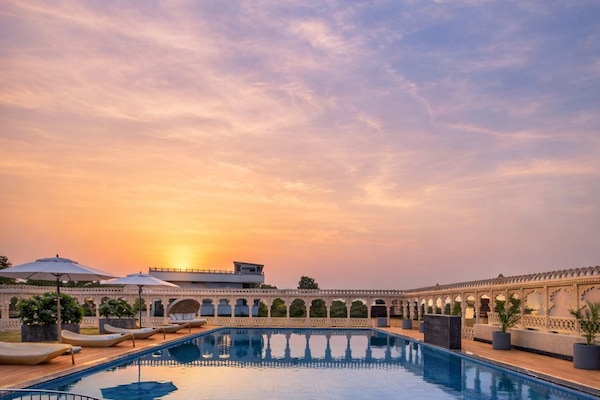 Una piscina al aire libre de temporada