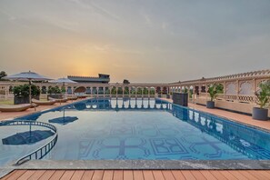 Seasonal outdoor pool - WelcomHeritage Akashganga Resort & Spa (Bhehana)