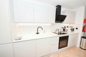 Fridge, microwave, oven, stovetop - Stylish 2-Bed City Centre Manchester Flat (Manchester)
