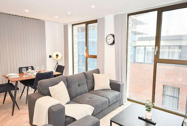 TV, offices - Stylish 2-Bed City Centre Manchester Flat (Manchester)