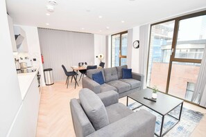 TV, offices - Wonderful 2BED Apartment in Central Manchester (Manchester)